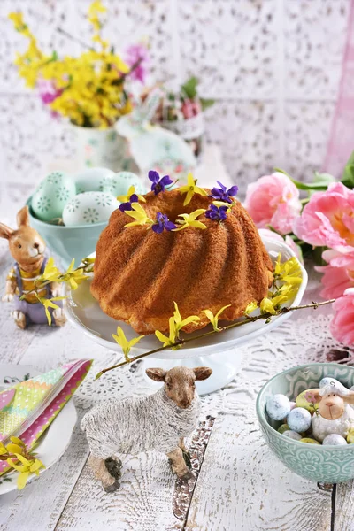 Mesa festiva de Pascua con pastel de anillo tradicional y decoraciones —  Fotos de Stock