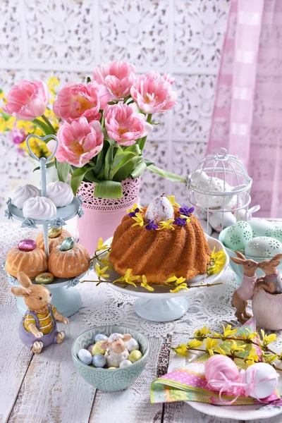 Mesa festiva de Páscoa com doces tradicionais e decorações — Fotografia de Stock