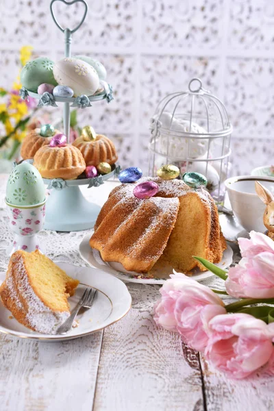 Великодній кільцевий торт з цукровою пудрою на святковому столі — стокове фото