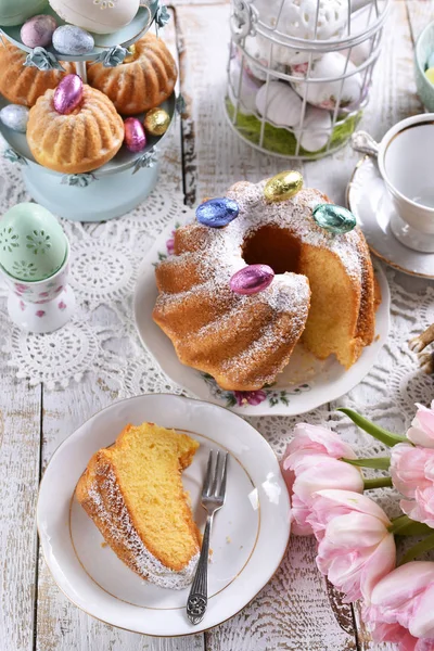 Osterringkuchen mit Puderzucker auf festlichem Tisch — Stockfoto