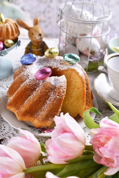 Gâteau anneau de Pâques avec sucre en poudre sur la table de fête — Photo