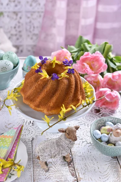 Великодній святковий стіл з традиційним кільцевим тортом і тюльпанами — стокове фото