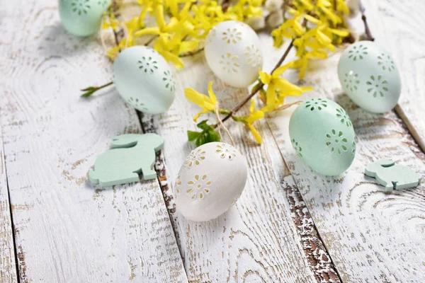Decoración de Pascua con huevos pintados y forsythia — Foto de Stock