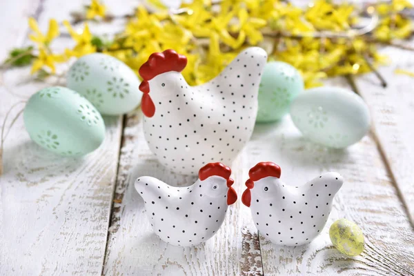 Décoration de Pâques avec poules en argile, œufs peints et forsythia — Photo