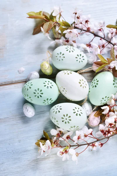 Великодній фон з яйцями та весняними квітами — стокове фото