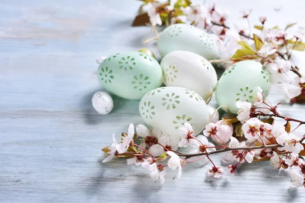 Pasen achtergrond met eieren en Lentebloemen — Stockfoto
