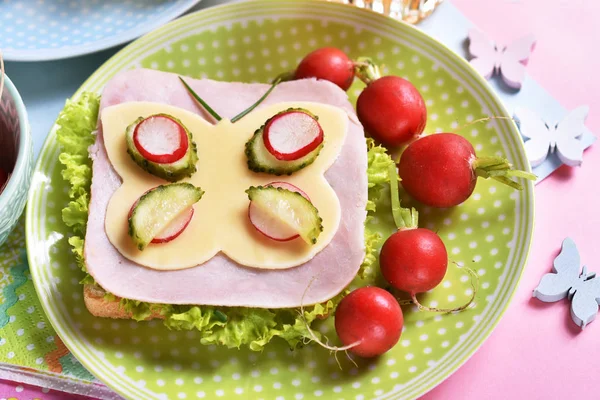 Gesundes Frühstück für Kinder mit lustigem Sandwich — Stockfoto