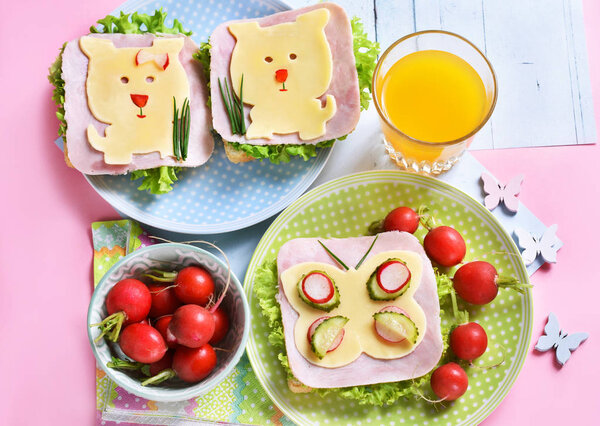 здоровый завтрак для детей с веселыми бутербродами
