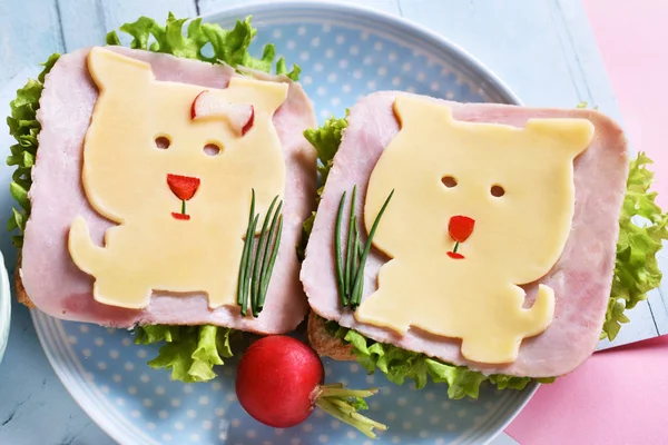 Zdrowe śniadanie dla dzieci ze śmiesznymi kanapkami — Zdjęcie stockowe