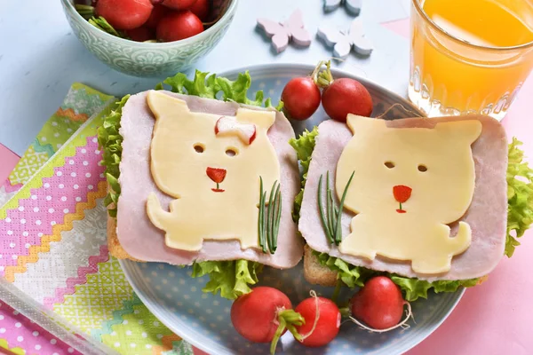 Petit déjeuner sain pour les enfants avec des sandwichs drôles — Photo