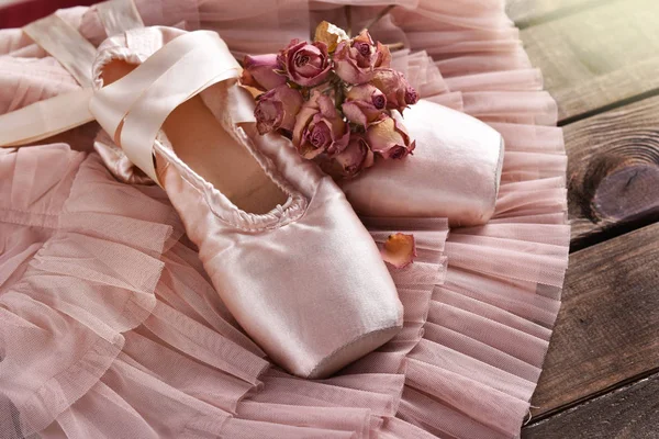 Μπαλέτο Pointe παπούτσια που βρίσκονται σε τούλι φόρεμα — Φωτογραφία Αρχείου