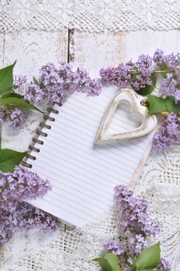 romantik tarzı düz lilaklar ve kendi metin için bir dizüstü bilgisayar ile yatıyordu