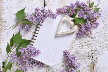 romantik tarzı düz lilaklar ve kendi metin için bir dizüstü bilgisayar ile yatıyordu