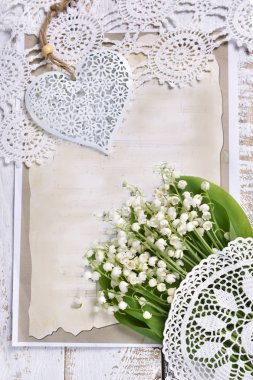 vintage tarzı düz vadi çiçekleri zambak demet ilerle yatıyordu