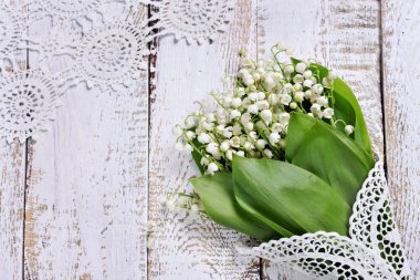 Beyaz ahşap arka plan, bir grup nilüfer çiçeğiyle birlikte.