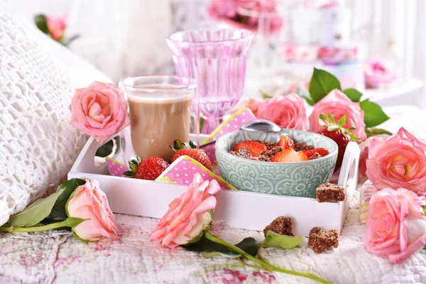 Desayuno saludable y dieta en la cama en estilo romántico —  Fotos de Stock