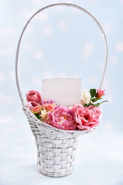 Een mand met bloemen voor een geliefde — Stockfoto