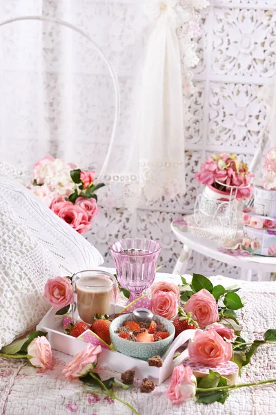 Romantik tarzda yatakta sağlıklı ve diyet kahvaltı — Stok fotoğraf