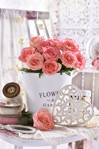 Ramo de rosas rosadas en el interior de estilo chic shabby —  Fotos de Stock