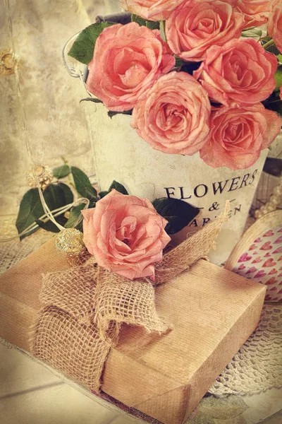 Vyfotografovat hromadu růží a dárek v romantickém stylu — Stock fotografie