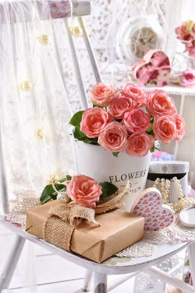 Mazzo di rose e un regalo in stile romantico Fotografia Stock