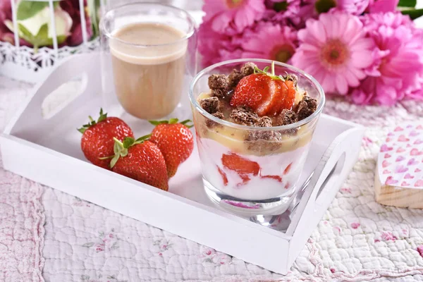 Dieta saudável café da manhã com iogurte, morangos e granola — Fotografia de Stock