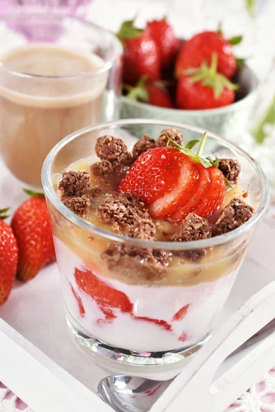 요구르트, 딸기, 그래놀라를 곁들인 건강한 다이어트 아침 식사 — 스톡 사진