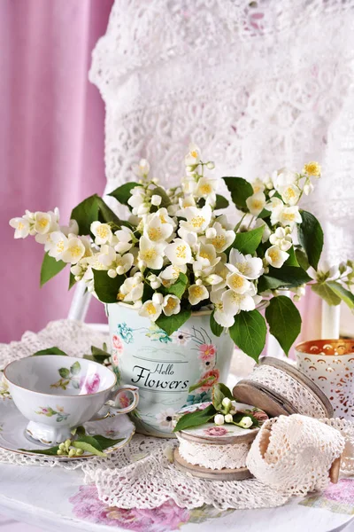 Gäng Jasmin blommor i vintage stil interiör — Stockfoto