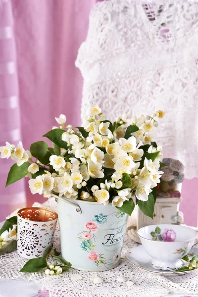 Cacho de flores de jasmim no interior estilo vintage — Fotografia de Stock