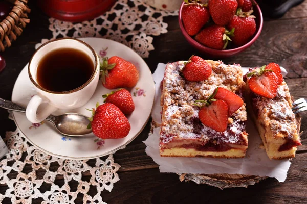 Hausgemachter Erdbeerkuchen im rustikalen Stil — Stockfoto