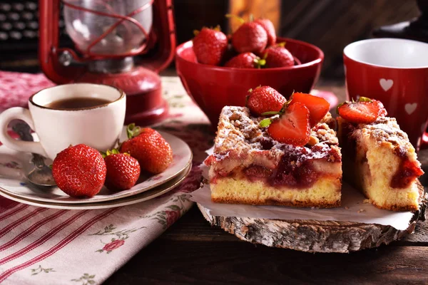 Σπιτική τούρτα φράουλα σε ρουστίκ στυλ — Φωτογραφία Αρχείου