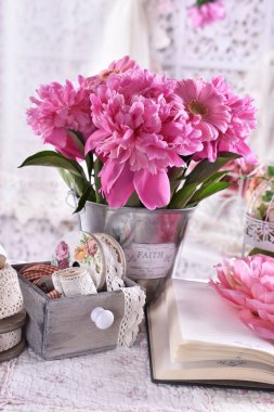 vintage tarzı yatak odasında şakayık demet