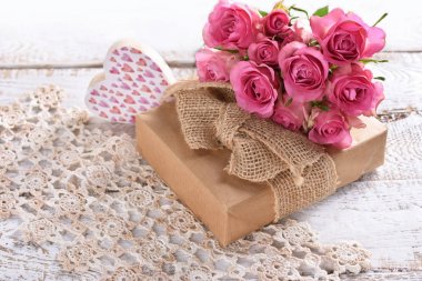 hediye kutusu ve pembe gül demet