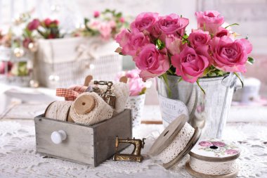 eski dantel kırmalar ve güller demet üzerinde süsler