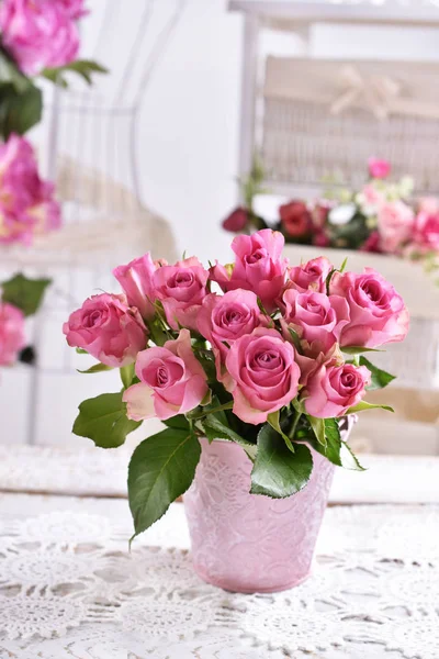 Beautiful bunch of pink roses on the table — Stock Photo, Image