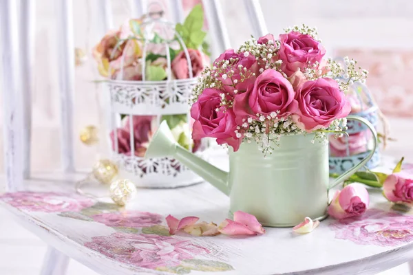 Romantisches Stilleben mit einem Strauß Rosen lizenzfreie Stockbilder