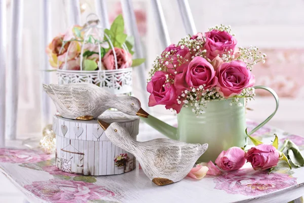 Romantisk stil Stilleben med massa rosor Royaltyfria Stockfoton