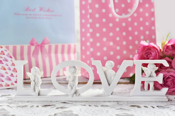 Hermosa decoración con cartas de amor y ángeles —  Fotos de Stock