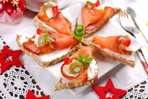 Weihnachtskanapees mit Lachs und Käse von oben — Stockfoto