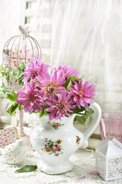 Bukiet różowych Dahlii w dzbanek porcelanowych — Zdjęcie stockowe