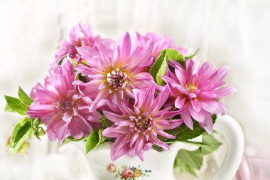 porselen sürahi pembe dahlia demet 