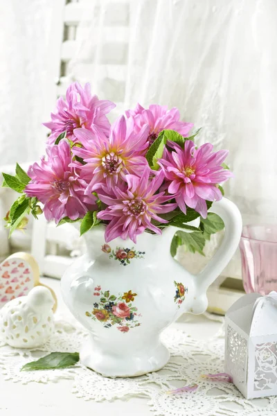 Banda růžových Dahlia v porcelánovém džbánu — Stock fotografie