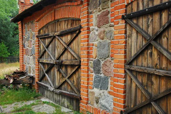 Vecchio villaggio fienile edificio — Foto Stock