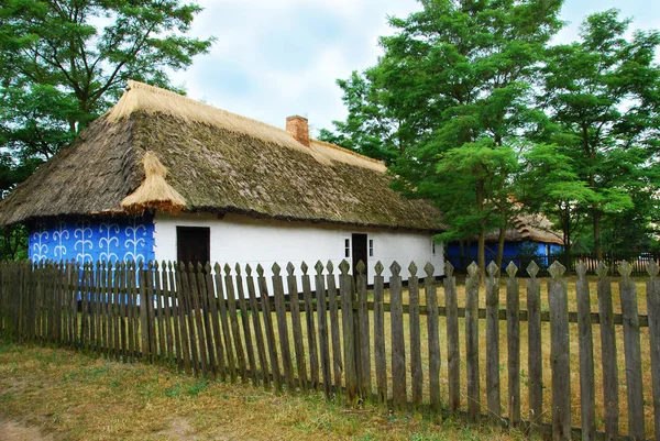 Casa de pueblo tradicional con techo de paja — Foto de Stock