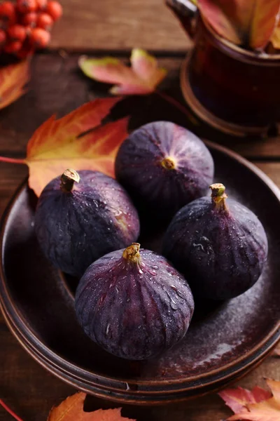 Fresh figs on autumn table — Stock Photo, Image