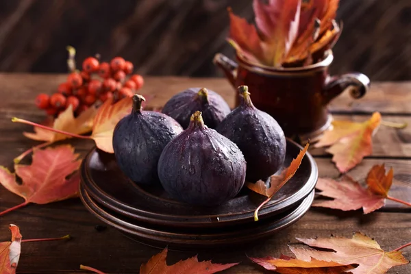 Świeże figi na jesiennym stole — Zdjęcie stockowe