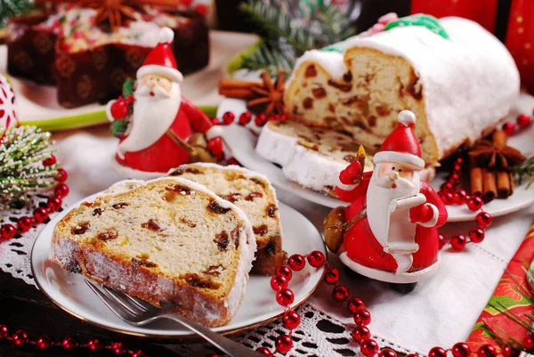 Tradycyjne ciasto stollen na Boże Narodzenie — Zdjęcie stockowe