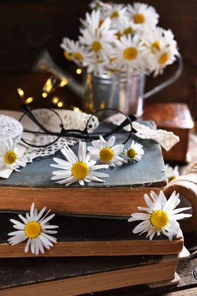 Estilo Rústico Plano Con Libros Antiguos Vasos Flores Margarita Una — Foto de Stock