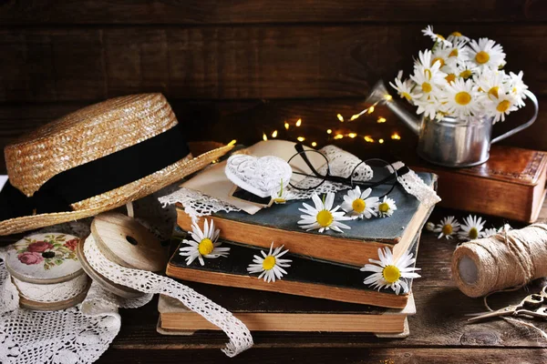 Piatta Stile Rustico Con Libri Antichi Mazzo Fiori Margherita Cappello — Foto Stock