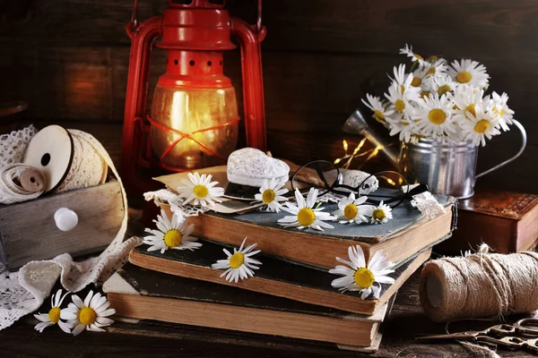Ρουστίκ Στυλ Νεκρή Φύση Μαργαρίτα Λουλούδια Ξύλινο Τραπέζι — Φωτογραφία Αρχείου